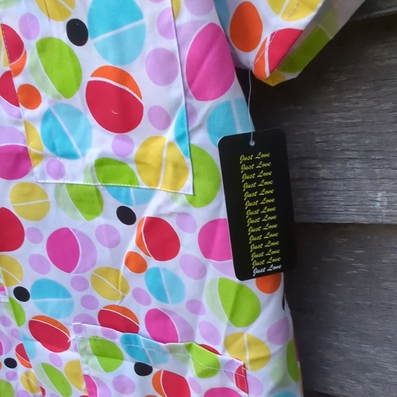 🆕🩺💉Medical Scrub Top 3 Pocket Just Love White Background Multi Color Circl… - Picture 3 of 9